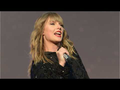 VIDEO : Emma Stone Reunites With Taylor Swift At 'Reputation' Concert