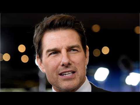 VIDEO : Tom Cruise Eats Via Costars
