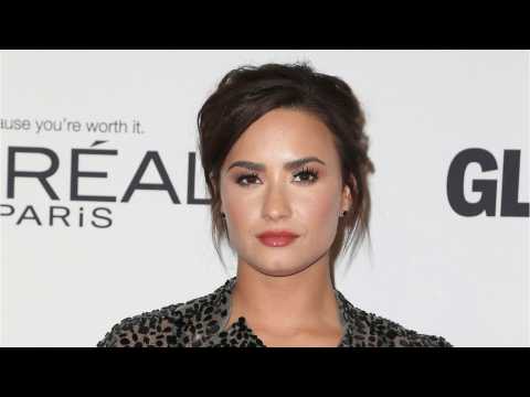 VIDEO : Jonas Brothers Pray For Demi Lovato