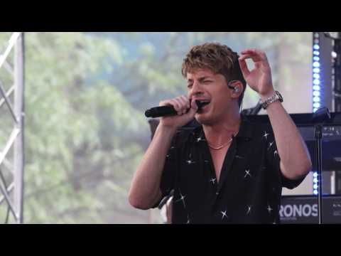 VIDEO : Charlie Puth Dedicates Song To Demi Lovato At New Jersey Concert