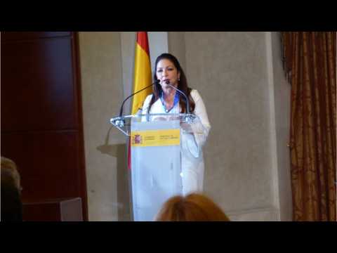 VIDEO : Gloria Estefan Awarded Spain's Medal For The Arts