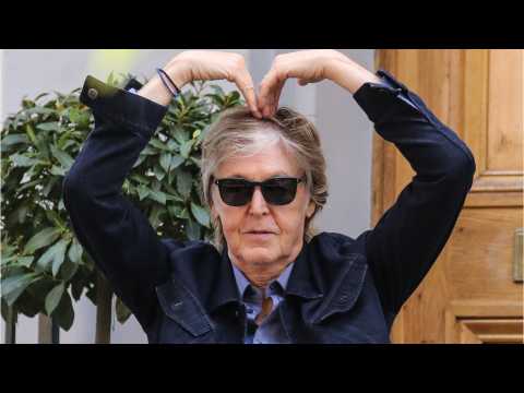 VIDEO : Paul McCartney Crosses Abbey Road For 49th Anniversary