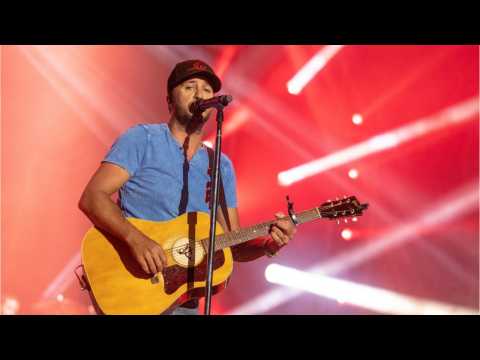 VIDEO : Luke Bryan Sends Sparks In Stadium