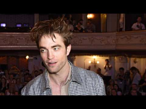 VIDEO : Robert Pattinson Spotted Kissing Suki Waterhouse