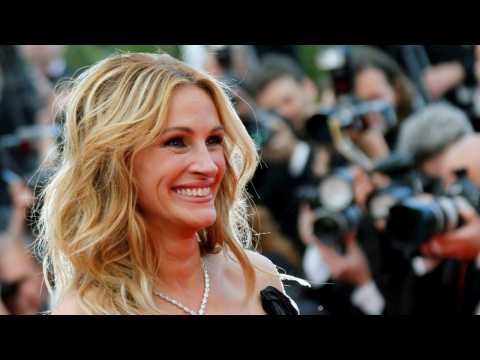 VIDEO : Julia Roberts Goes Back To Light Blonde Hair