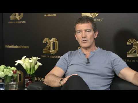 VIDEO : Antonio Banderas cumple 58 aos junto a su novia Nicole Kimpel