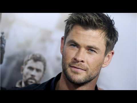 VIDEO : Chris Hemsworth And Ryan Reynolds Switching Roles