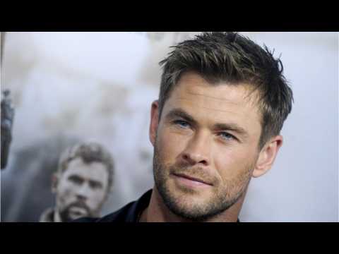 VIDEO : Chris Hemsworth Trolls Teen Choice Awards
