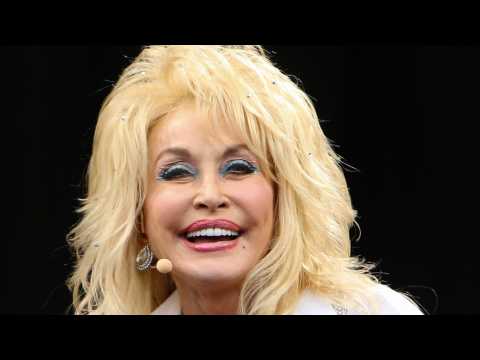 VIDEO : Dolly Parton Breaks Through Anti-Country Music Ceiling With MusiCares Award