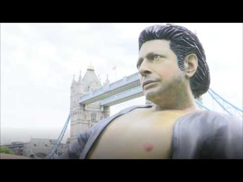 VIDEO : Jeff Goldblum Was Impressed By Giant Jeff Goldblum Statue