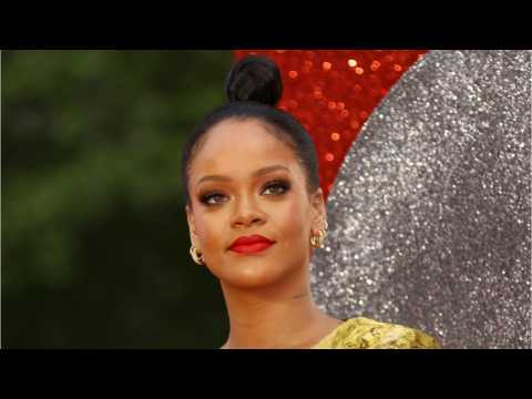 VIDEO : Rihanna's Super-Long Gold Nails