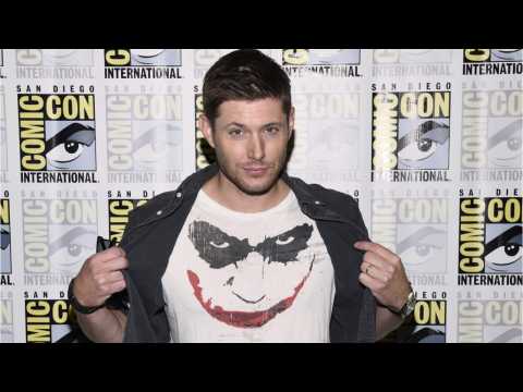 VIDEO : Jensen Ackles Poses With Red Hood