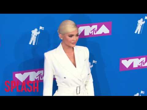 VIDEO : Kylie Jenner caught awkwardly avoiding Nicki Minaj at VMAs