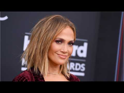 VIDEO : J-Lo Receives Michael Jackson Vanguard