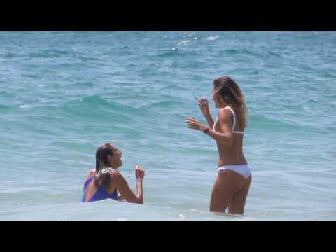VIDEO : Paz Padilla presume de tipazo en la playa