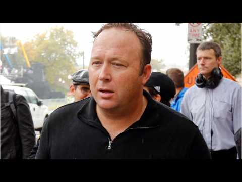 VIDEO : Apple Wipes Out Nearly All Of Infowars Podcasts From iTunes