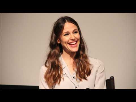 VIDEO : Meet Jennifer Garner's Newest Family Member, Hennifer!