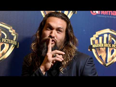 VIDEO : 'Aquaman' Figurine Shows Off Classic Costume