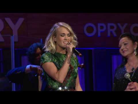 VIDEO : Carrie Underwood Denies Stage Fall Was To Cover Plastic Surgery