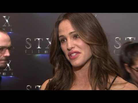 VIDEO : Jennifer Garner To Star In HBO Comedy ?Camping? On October 14th