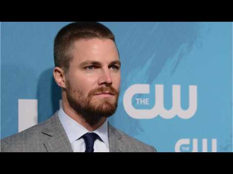 VIDEO : Stephen Amell Teases New Wrestling Gear