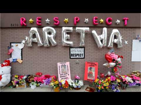 VIDEO : Fans Of Aretha Franklin Pay Respects Before Detroit Funeral