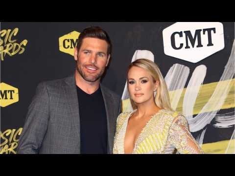 VIDEO : Carrie Underwood And Mike Fisher Snap A Pic On Date Night