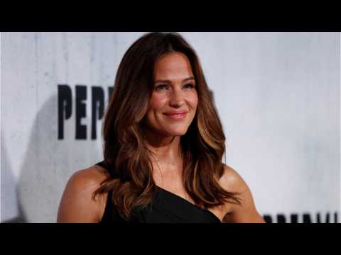 VIDEO : Jennifer Garner Rocks Classic Look At 'Peppermint' Red Carpet Event