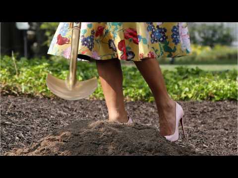 VIDEO : Melania Trump Wore Stiletto Heels To Plant Trees