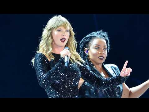 VIDEO : Taylor Swift Has Moment Of Silence For Aretha Franklin