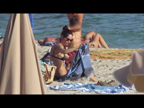 VIDEO : Eugenia Silva disfruta de la playa con su hijo y unos amigos