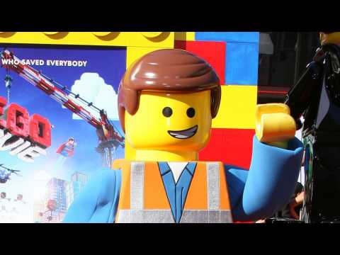 VIDEO : Lego Mini Figures Celebrate 40 Years