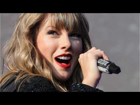 VIDEO : Taylor Swift Becomes 'Third Wheel' In Marriage Proposal