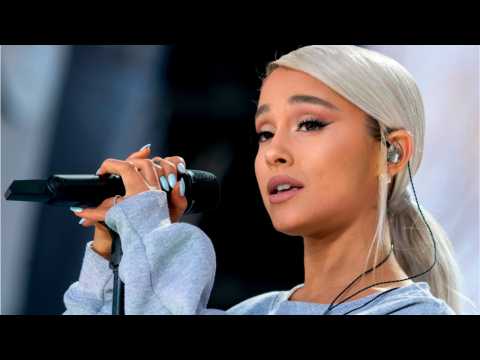 VIDEO : Ariana Grande Roasts A Fan's Manicure After They Leak Her Album Early