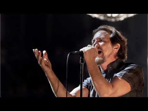 VIDEO : New Concert Poster Shows Pearl Jam Killing Trump and Burning White House