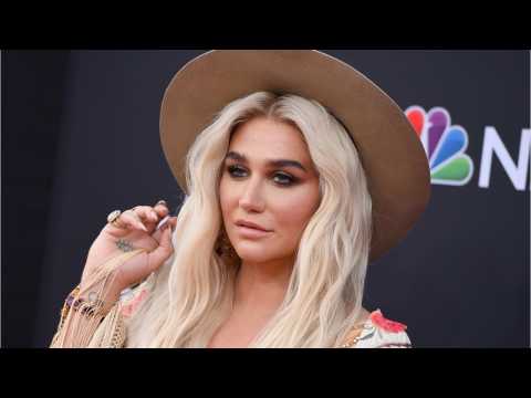 VIDEO : Kesha Posts Makeup-Free Selfie