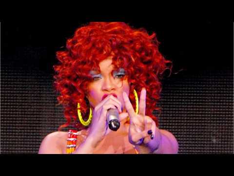 VIDEO : Rihanna Debuts New Bob Haircut for Summer