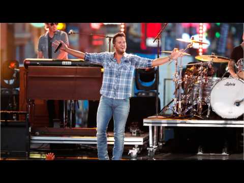 VIDEO : New ?Sunrise, Sunburn, Sunset? Video Evokes Summer Love With Luke Bryan