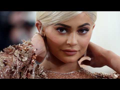 VIDEO : Kylie Jenner Buys Magazine Featuring Herself