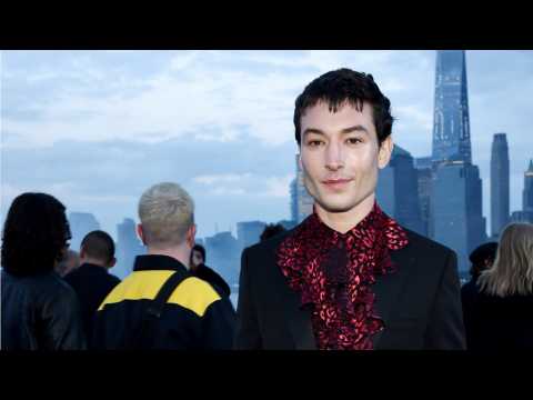 VIDEO : Ezra Miller Pleasantly Shocks Fans With Comic-Con 2018 Outfit
