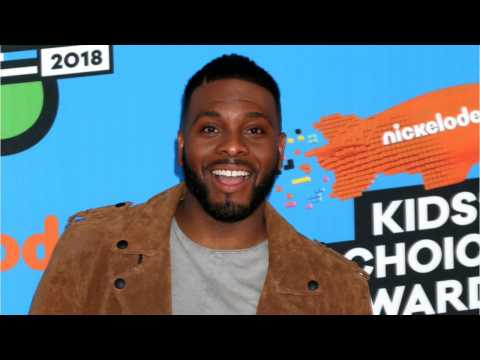 VIDEO : Kel Mitchell Gets Free Burgers For Performing Good Burger? Character