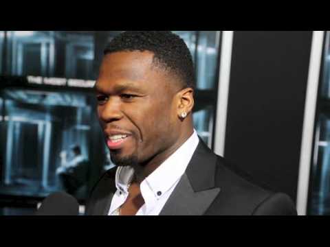 VIDEO : 50 Cent shares dancers' money with bartenders