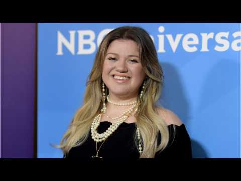 VIDEO : Kelly Clarkson Lands NBC Talk Show