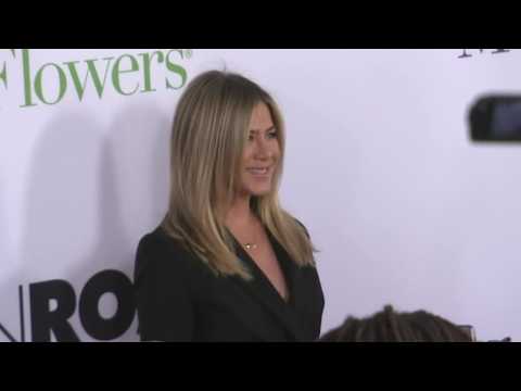 VIDEO : Jennifer Aniston Beach Wave Hair Achieved W/ $2 Hair Product