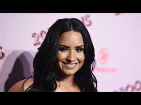 VIDEO : Demi Lovato Checks Out Of Hospital