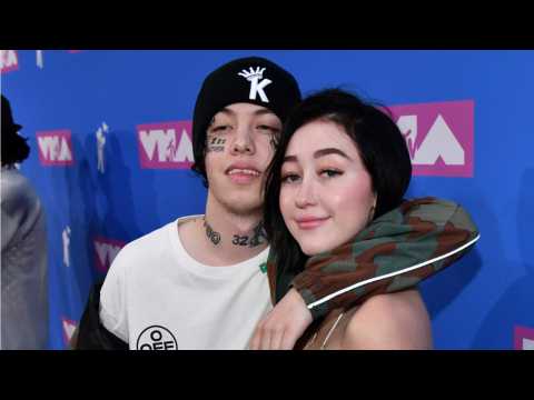 VIDEO : Noah Cyrus And Lil Xan Share Passionate Kiss At 2018 MTV VMAs Red Carpet
