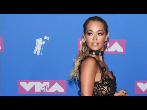 VIDEO : Rita Ora Wears Daring Outfit To MTV VMAs