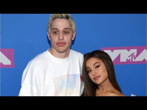 VIDEO : Paparazzi Upset With Pete Davidson and Ariana Grande On VMA Red Carpet