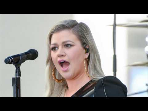 VIDEO : Kelly Clarkson Has The Best Response To A Homophobic Twitter Troll
