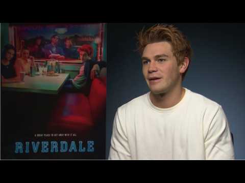 VIDEO : 'Riverdale' Showrunner Teases Fans W/ Season 3 Pics